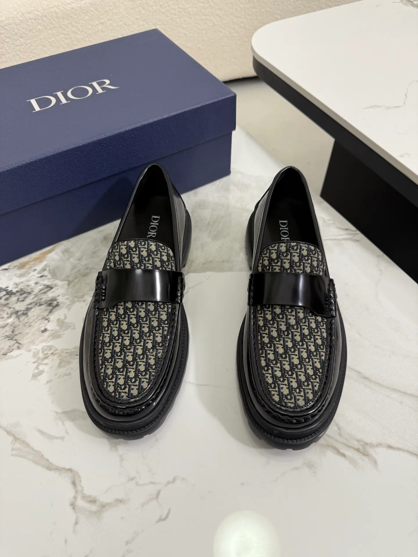 [ DIOR ] Top P: 820💰 ▪️Size: 39-44 (customized for 38.45) Top male leather shoes DIOR Dior combines high-quality materials and exquisite details. The imported cowhide leather upper is embellished with Gancio buckles, showing a luxurious style. Imported cattle. TP sole is light and flexible in texture